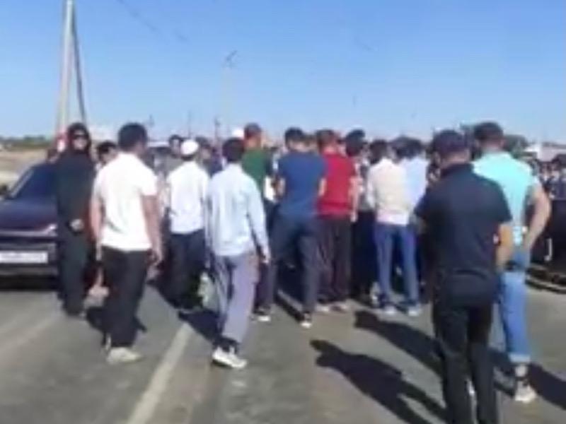 В полиции ЗКО не могут сказать, понесут ли наказание перекрывшие автодорогу сельчане