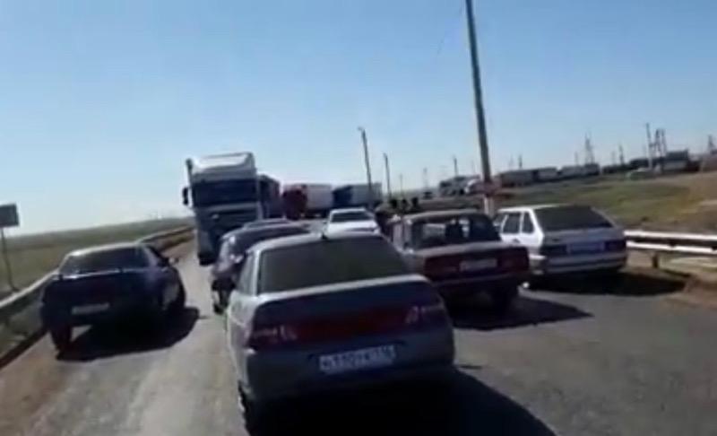 Жители села перекрыли движение на автодороге Уральск-Актобе (видео)