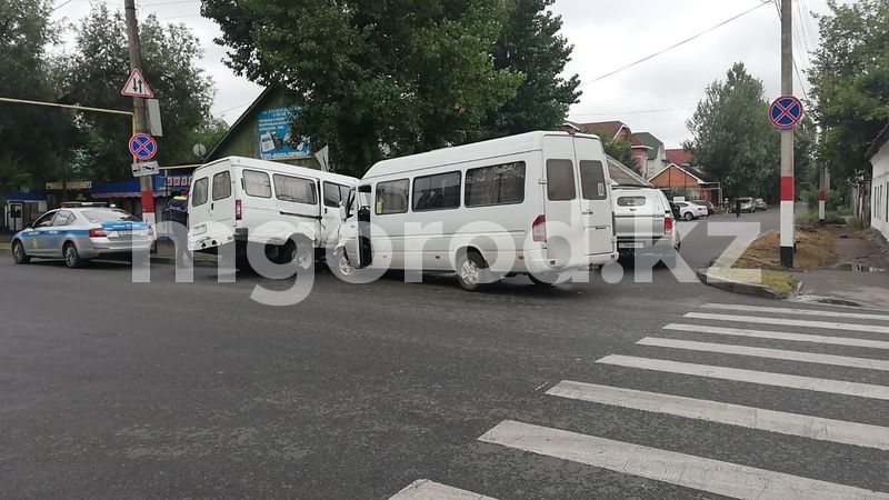 Пассажирка пострадала при столкновении маршрутки и «Газели» в Уральске (фото)