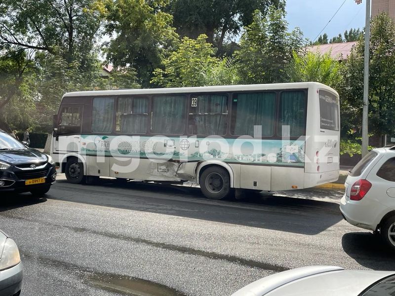 Автобус с пассажирами столкнулся с иномаркой в Уральске