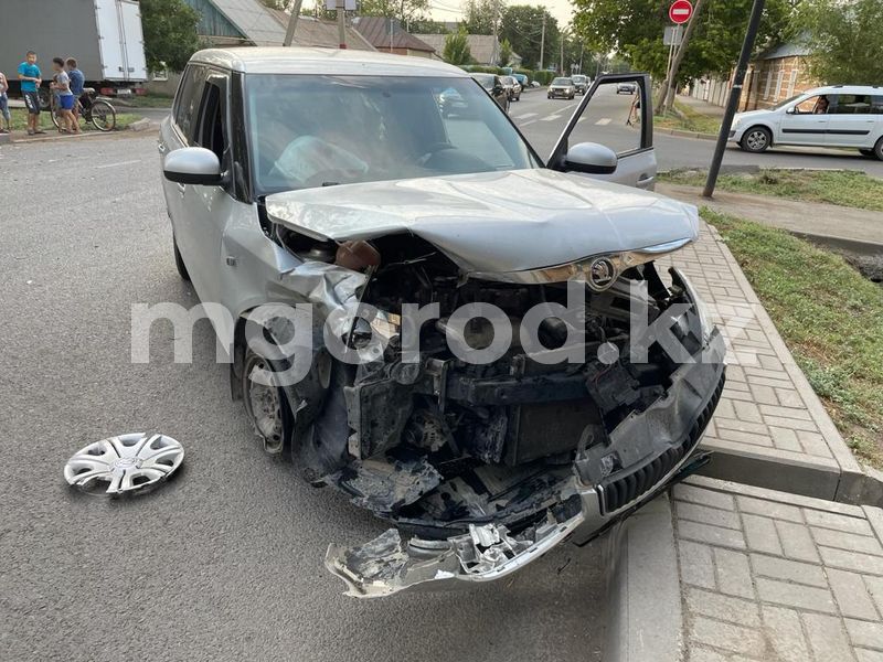 Два легковых автомобиля столкнулись в Уральске