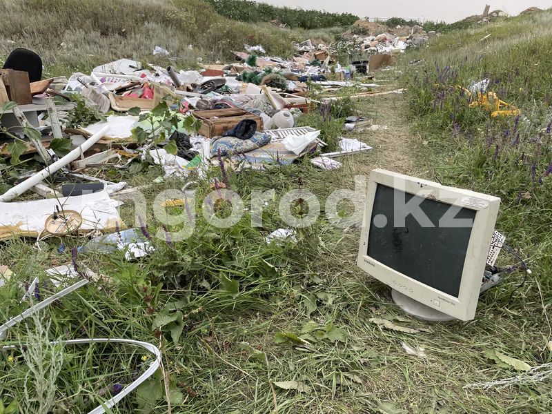 Компьютеры, принтеры, адресные таблички и калоприемники вывалили на улицу в Уральске (фото)