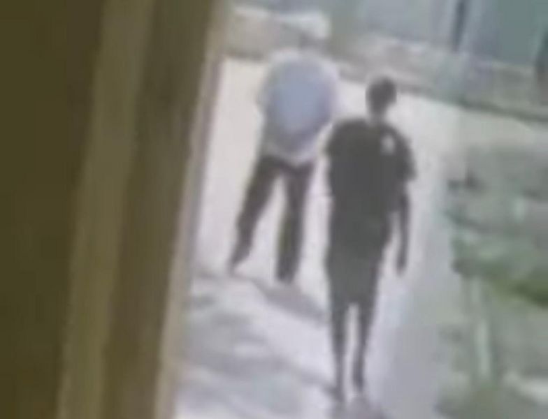 Дерзкое ограбление пенсионера попало на видео в Атырау