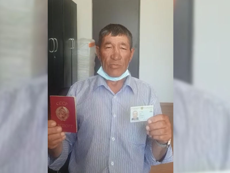 Пенсионер из Атырау впервые получил удостоверение личности