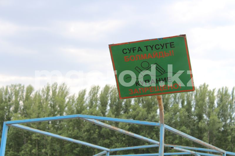 250 жителей Атырауской области привлекли к ответственности за купание в неположенном месте