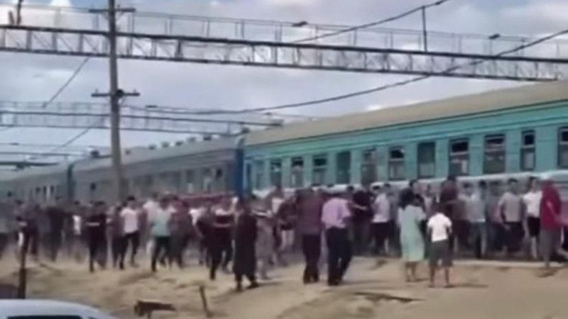 Толпа людей бежала за движущимся поездом в Атырауской области (видео)