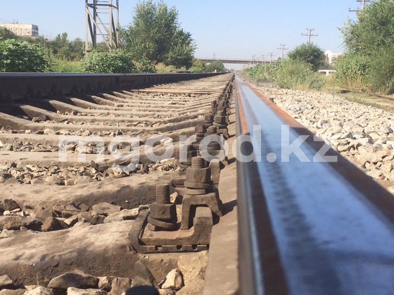 Обе ноги отрезало мужчине грузовым поездом в Уральске