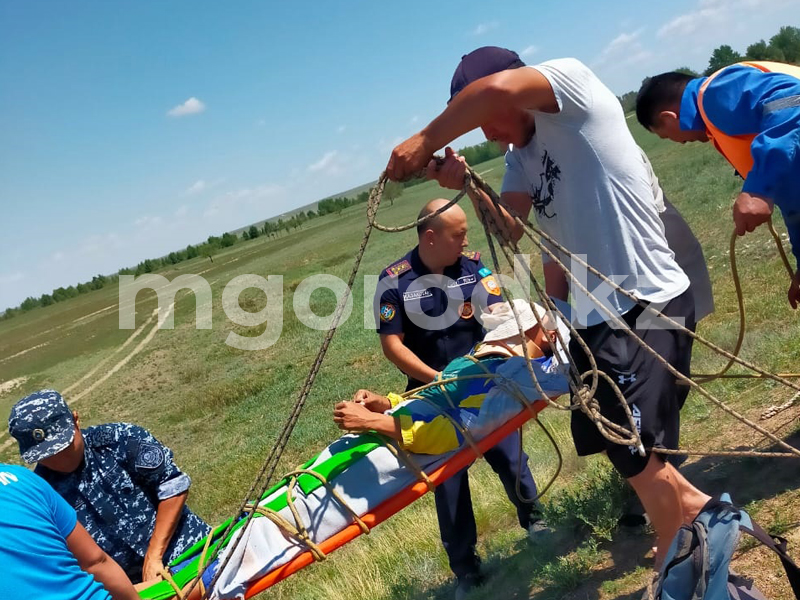Подросток провалился в 6-метровую яму в Актюбинской области