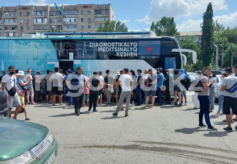 Огромная очередь образовалась перед пунктом вакцинации в Уральске