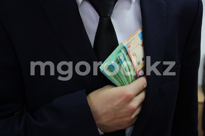 На 32 млн тенге оштрафовали сельского акима за получение взятки в Атырауской области