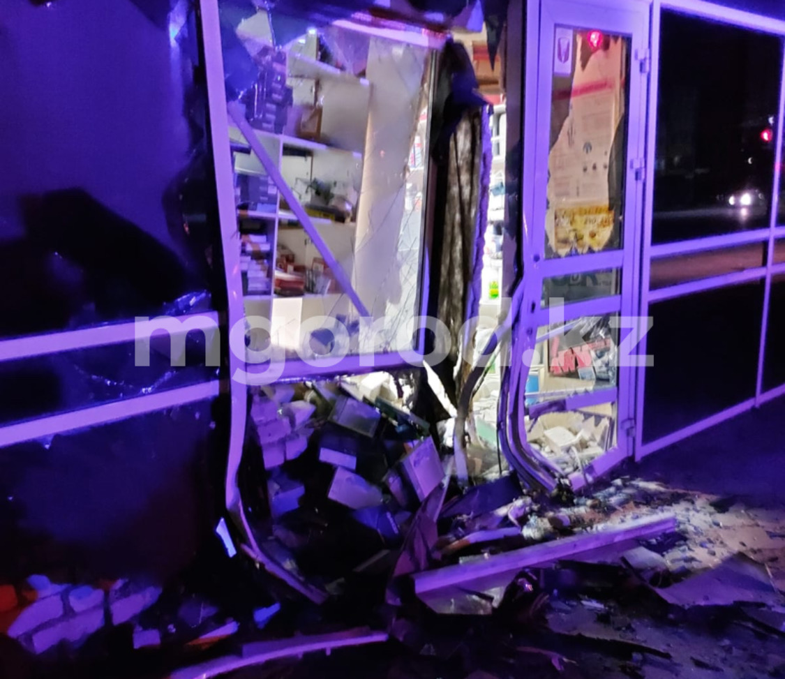 В Уральске Toyota врезалась в бутик рынка