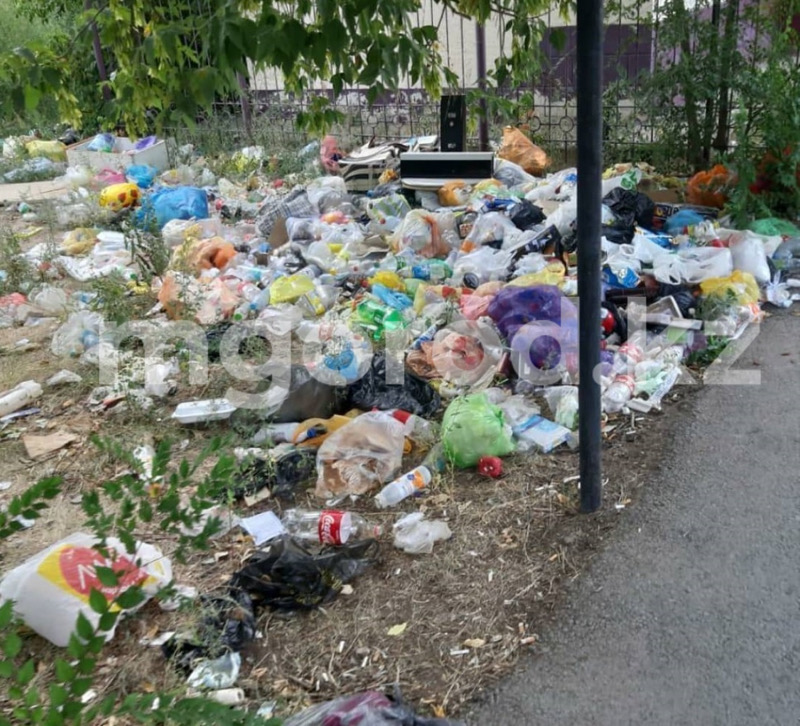 В Уральске территорию возле рынка превратили в свалку