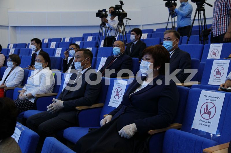 Педагогам ЗКО вручили денежные сертификаты
