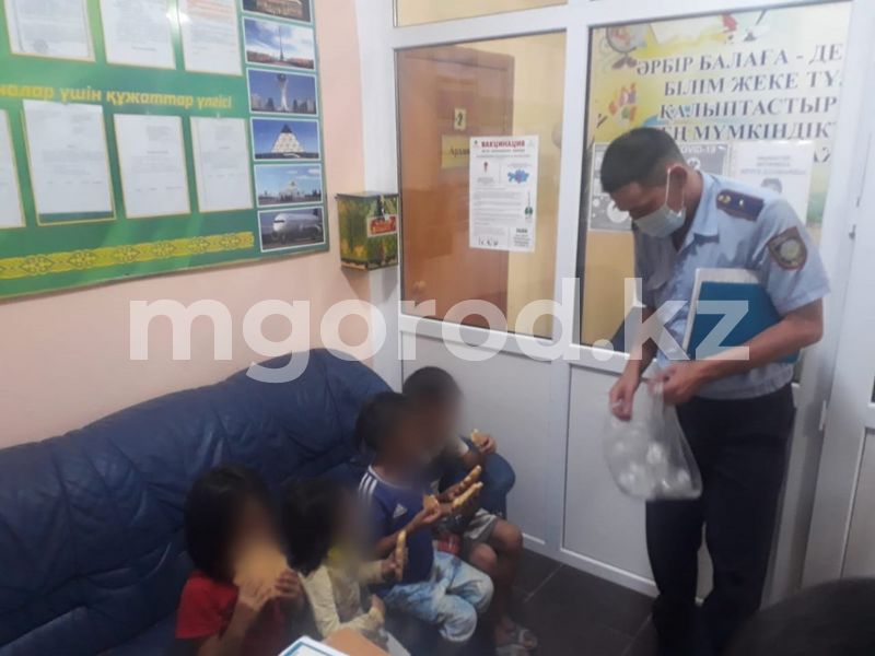 Четверых детей забрали у жительницы Атырау