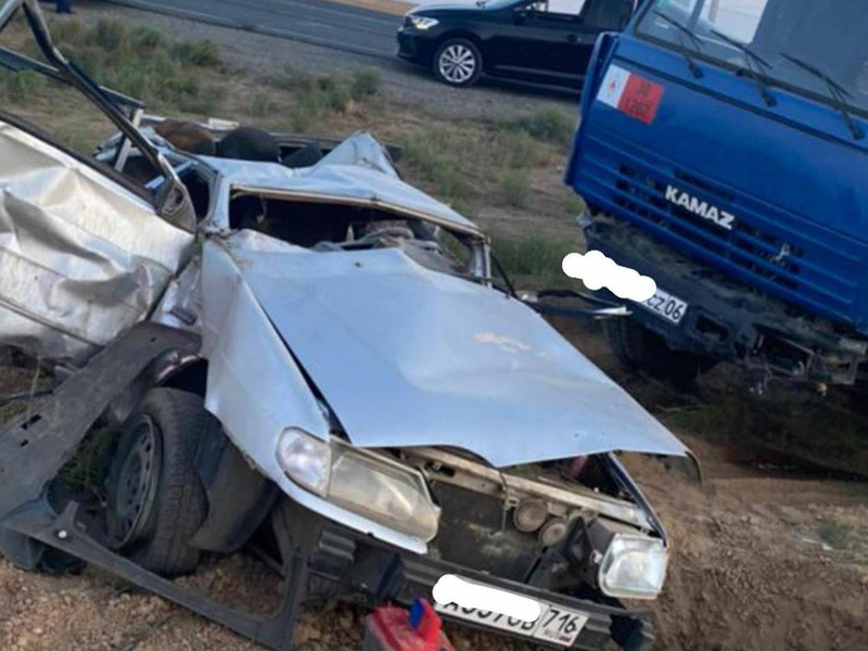 Легковушка оказалась под грузовиком на трассе Атырау-Доссор: погиб 17-летний водитель (фото)