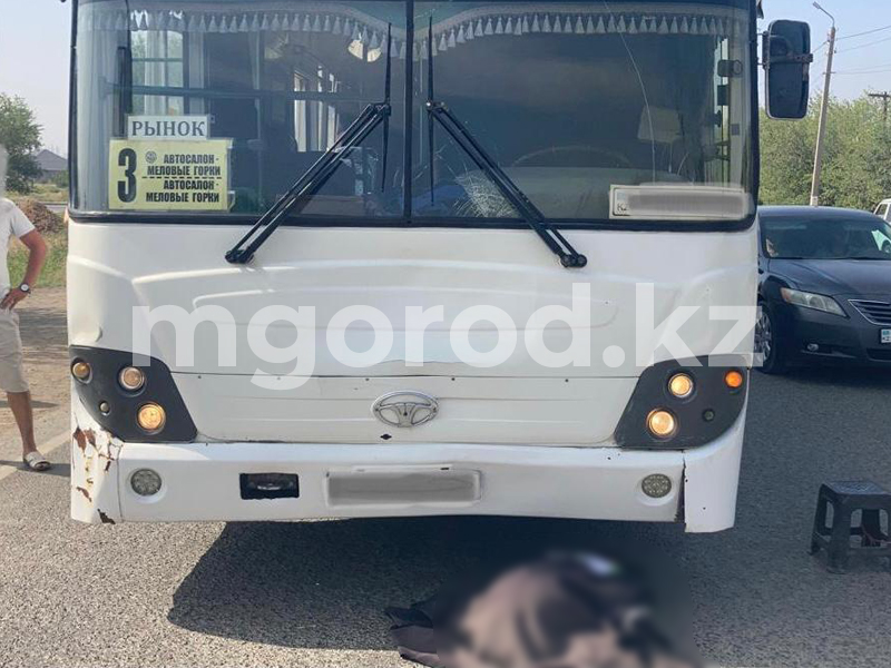 Пассажирский автобус сбил женщину в Уральске: она в крайне тяжёлом состоянии