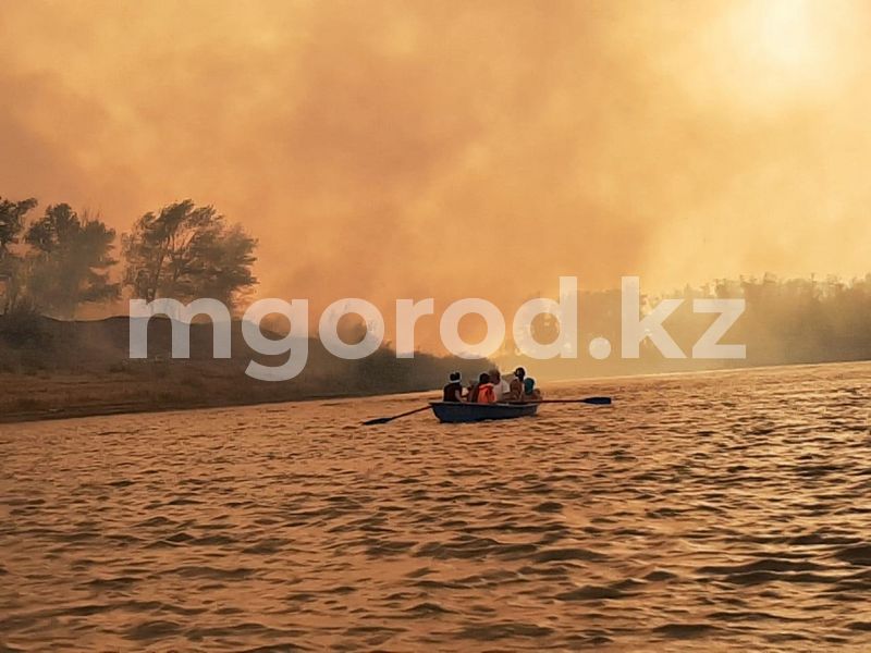 10 человек плавали на байдарках во время крупного пожара ЗКО