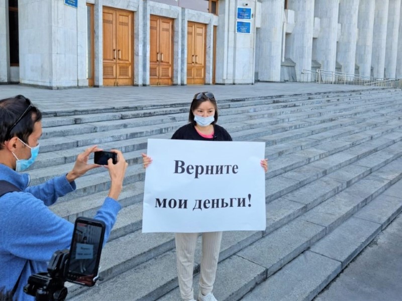 Журналист провела одиночный пикет у акимата Алматы из-за декретных выплат