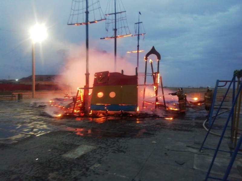 Детская площадка сгорела в Атырауской области