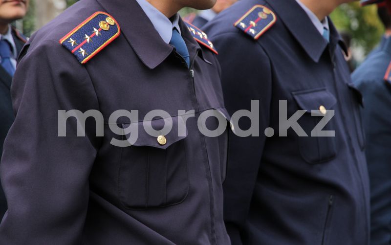 Полицейские ЗКО провели ночь в больнице в ожидании, пока водитель сдаст мочу на медосвидетельствование