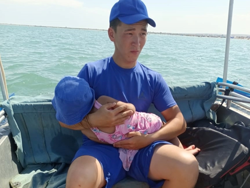Полчаса спасатели искали родителей потерявшейся на берегу Капшагая девочки