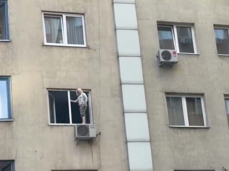 «Держалась за кондиционер»: патрульные спасли алматинку от суицида