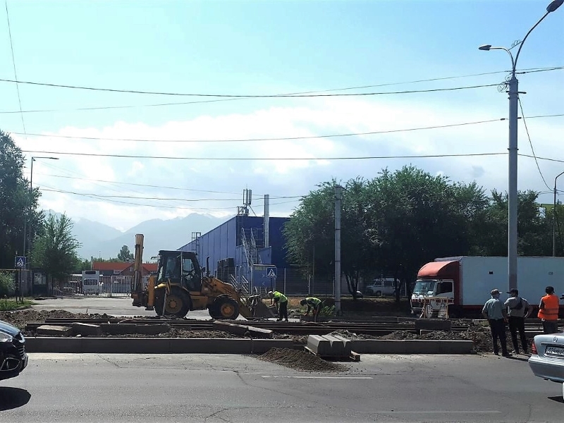 Установку бордюров вдоль рельсов по Толе би объяснили в акимате Алматы