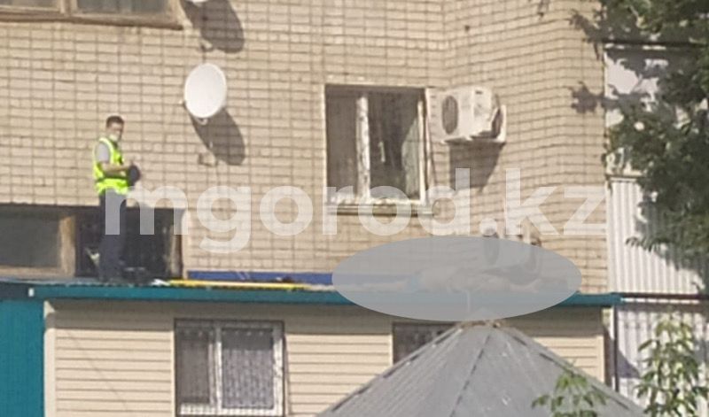 В Уральске рабочий сорвался с крыши девятиэтажки и разбился насмерть