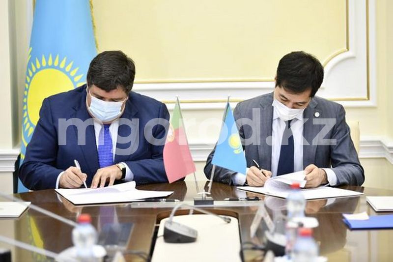 Аким ЗКО подписал меморандум с консулом из Португалии