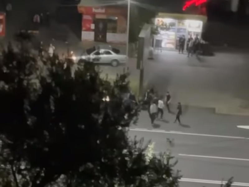 Массовая драка на проезжей части попала на видео в Алматы