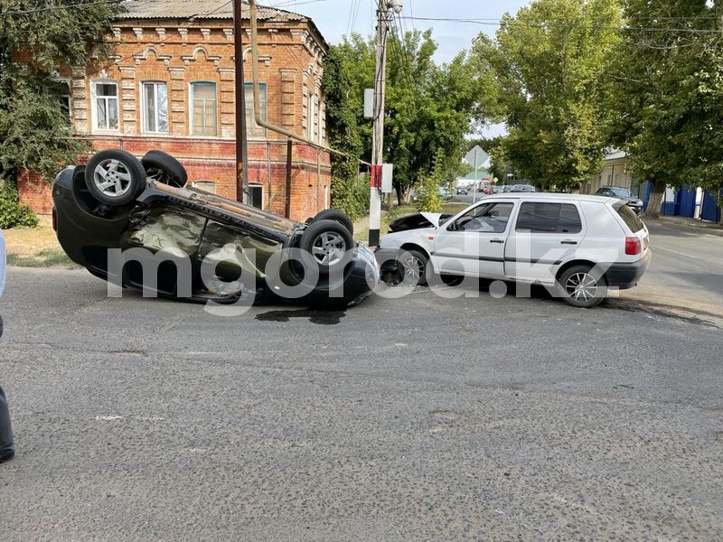 Внедорожник перевернулся на крышу после столкновения с иномаркой в Уральске
