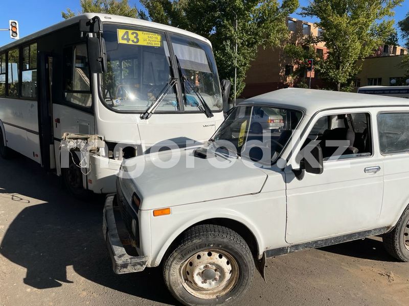 «Нива» столкнулась с пассажирским автобусом в центре Уральска