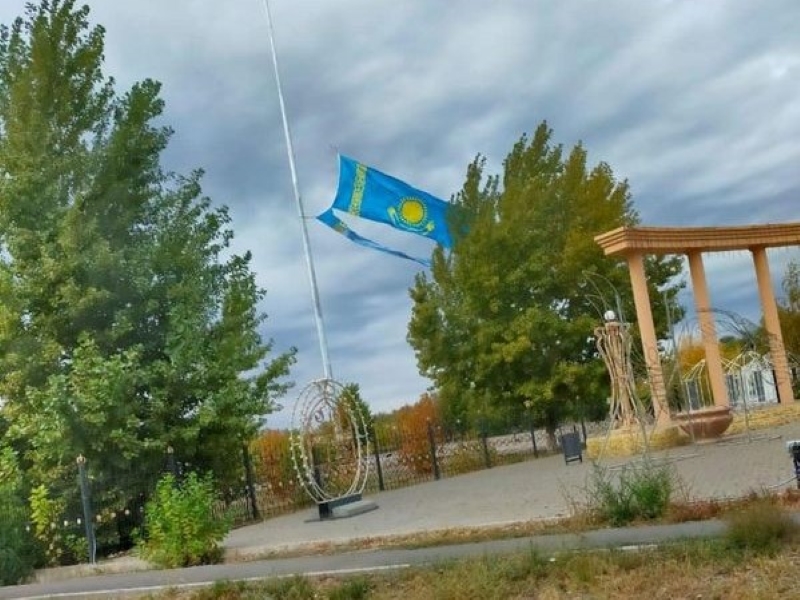 Сильный ветер порвал флаг в парке Аксая