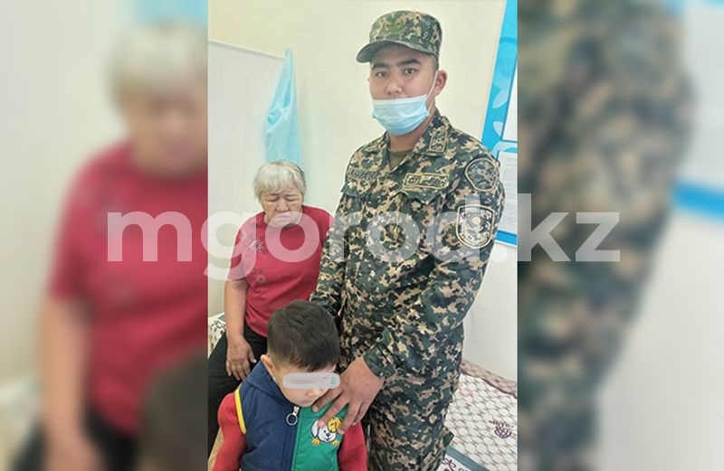 Попавших в аварию пожилую женщину с ребёнком спасли гвардейцы в Уральске