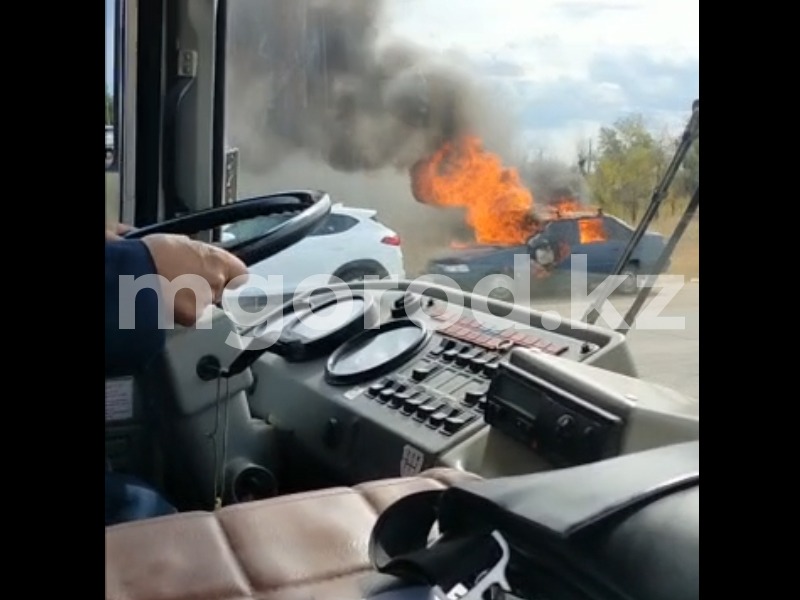 В ЗКО автомобиль загорелся недалеко от АЗС