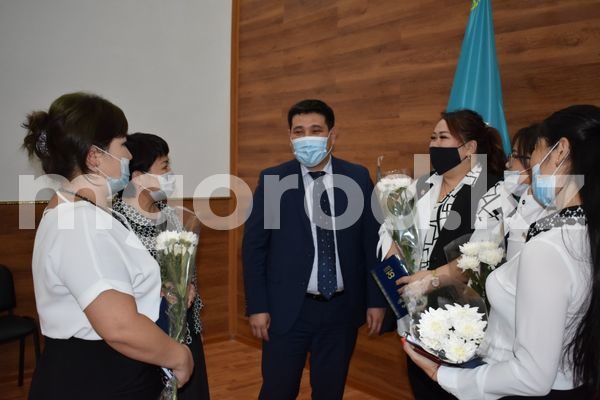 30 педагогов - ровесников Независимости поздравил аким Бурлинского района