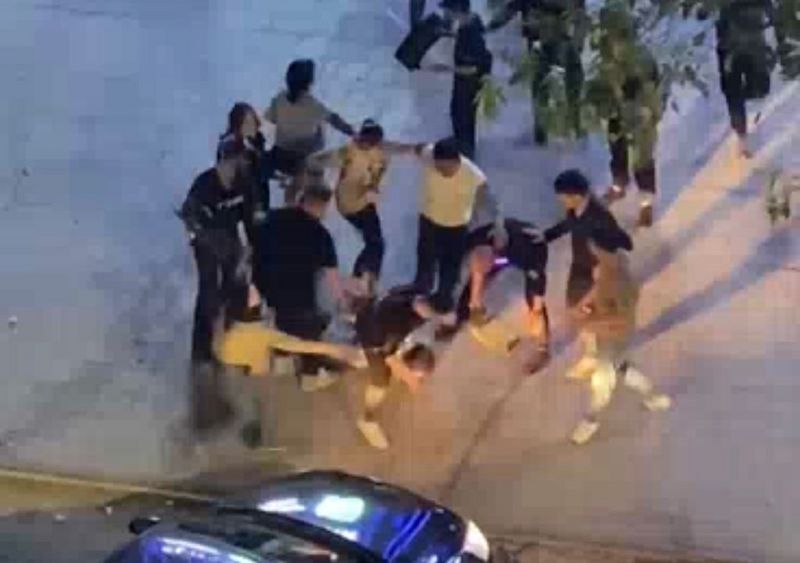 Видео жестокого избиения человека прокомментировали в полиции Уральска