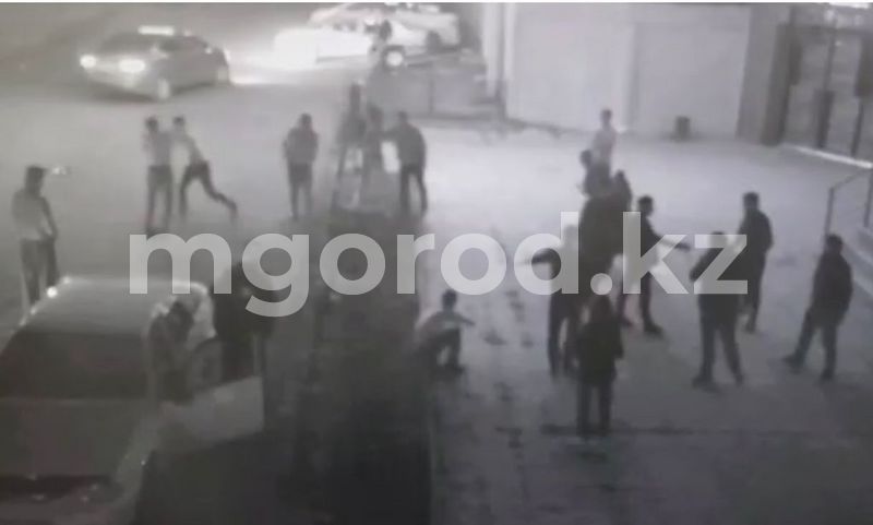 Массовая драка в центре Уральска попала на видео
