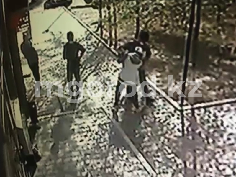 Ограбление подростка попало на видео в Атырау
