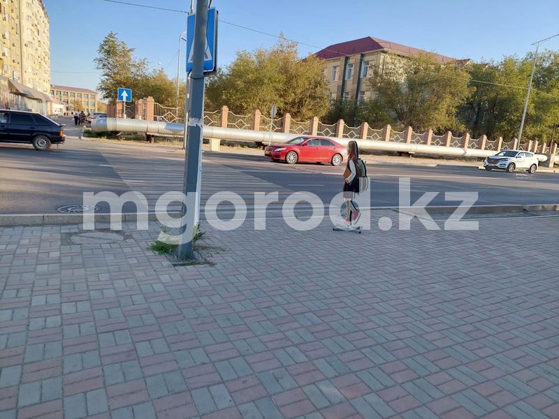 Макеты школьников установили близ пешеходных переходов в Атырау