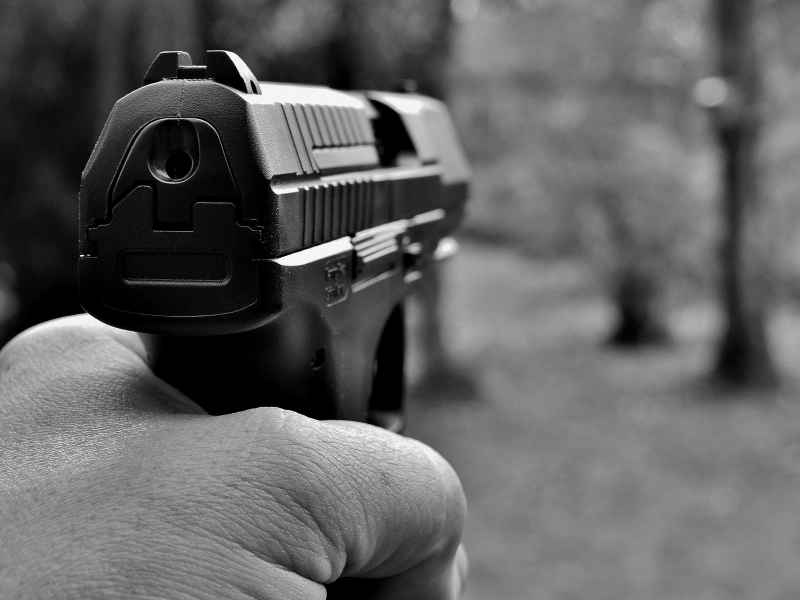 В Алматы мужчина пытался проехать в детсад, угрожая пистолетом