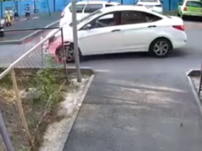 В Алматы пенсионер сбил ребёнка во дворе дома и скрылся