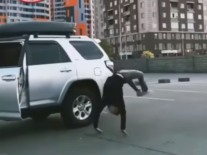 Тиктокера наказали за трюк с автомобилем