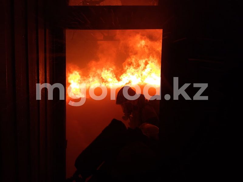 Кислородные и газовые баллоны горели во время пожара на складе в Уральске