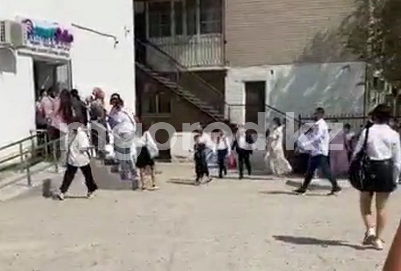 Толпами идут оформлять проездные карты родители школьников в Атырау