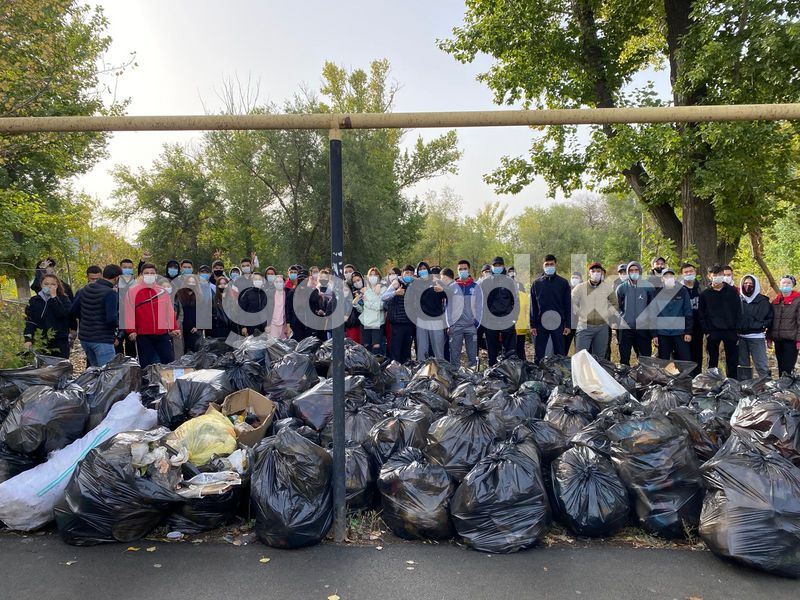 Более двух тысяч уральцев приняли участие в общегородском субботнике