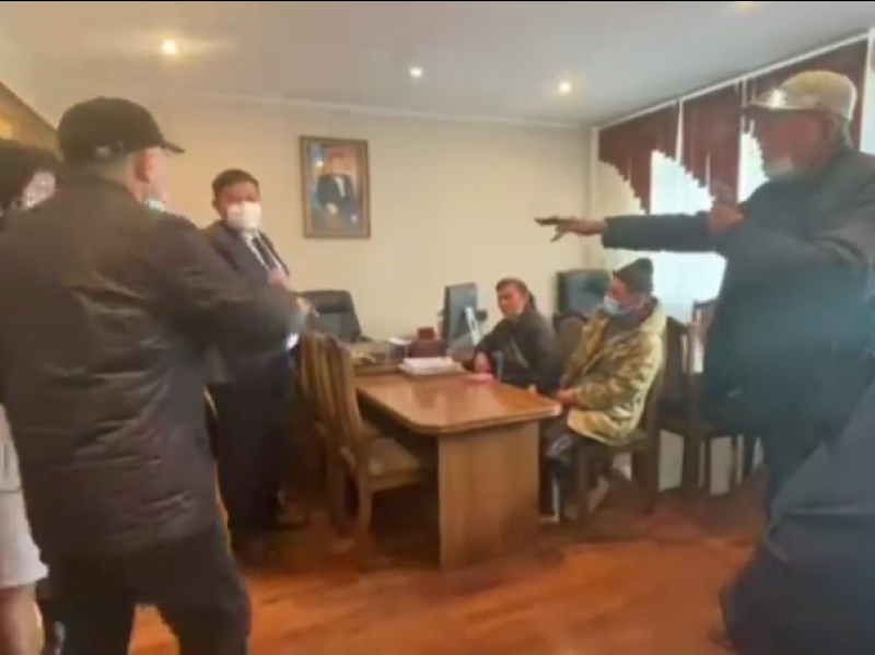 Чиновник предложил общественнику сесть на своё место. Потасовка произошла в здании акимата