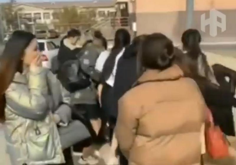 Словесная перепалка девочек переросла в групповую драку в Атырау