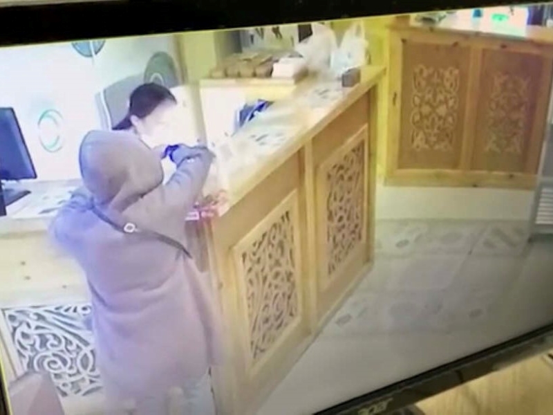 Кража ящика для пожертвований из столовой попала на видео в Алматы