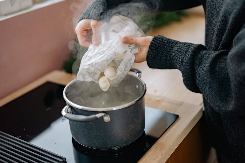 Ускоряет ли соль закипание воды? Все мифы о кипячении, о которых важно знать